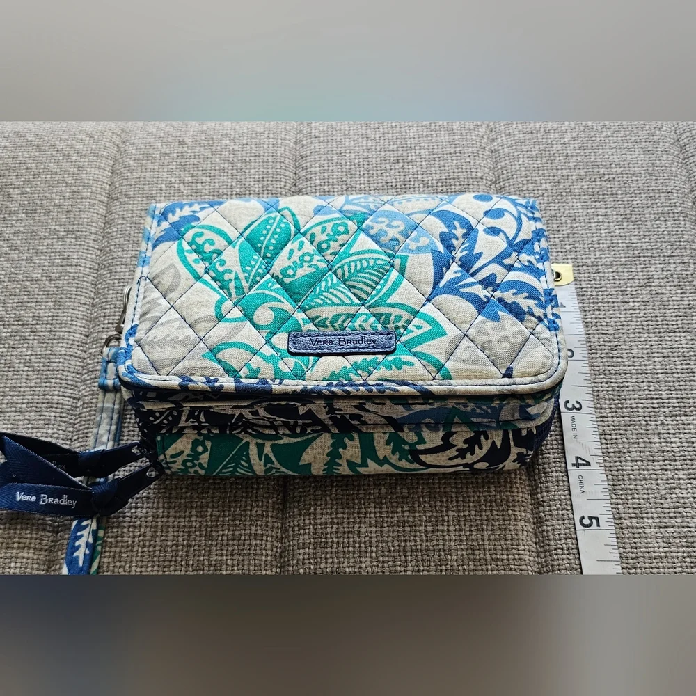 Vera Bradley Crossbody/Wristlet w/removable straps, GUC - Picture 3 of 11